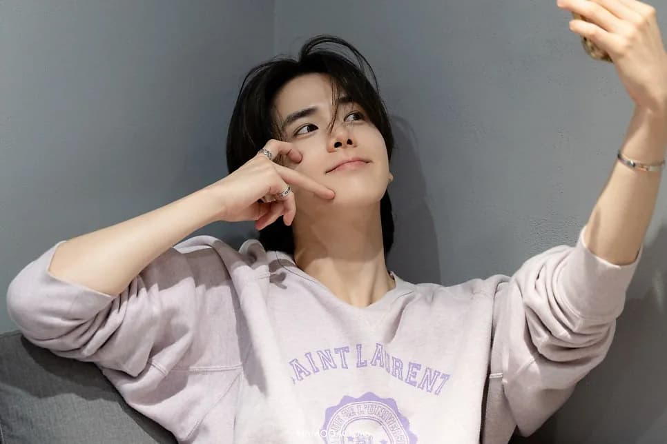 Younghoon 사진 8장 중 5번째